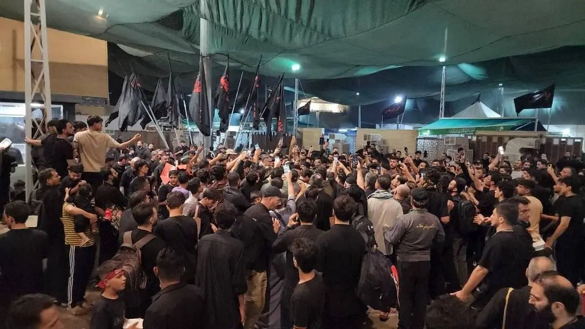 تصاویری از عراقچی در راهپیمایی اربعین مردم نجف