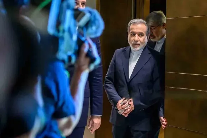 عراقچی در حال تماشای بازی ایران و بلژیک در محل مذاکرات با آمریکا