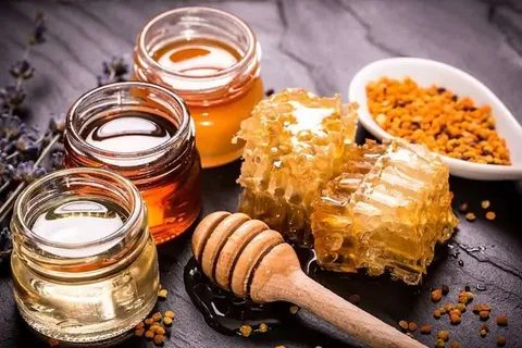 عسل طبیعی را چطور تشخیص دهیم؟ باورهای غلطی که خریداران را فریب می‌دهند