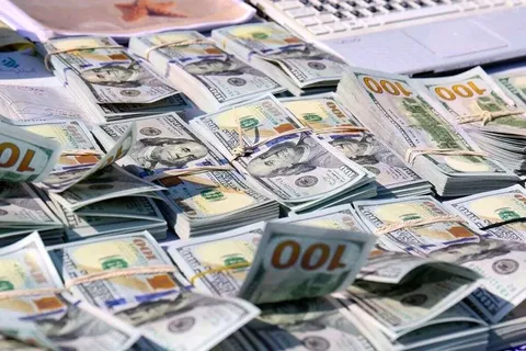 دلار بخریم یا صندوق ارزی؟ بررسی بهترین روش سرمایه‌گذاری ارزی