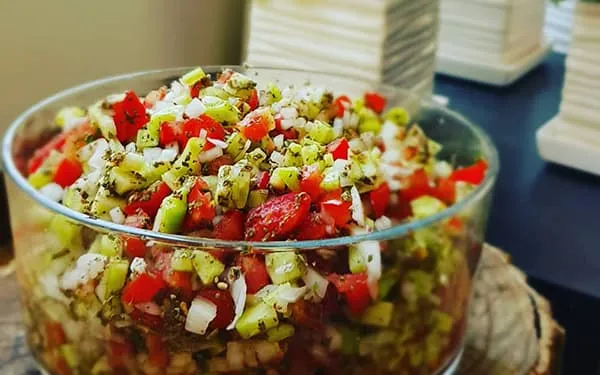 خطرات خوردن سالاد شیرازی!