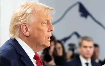 دیوارنگاره میدان انقلاب با پیام جنجالی درباره ترامپ تغییر کرد