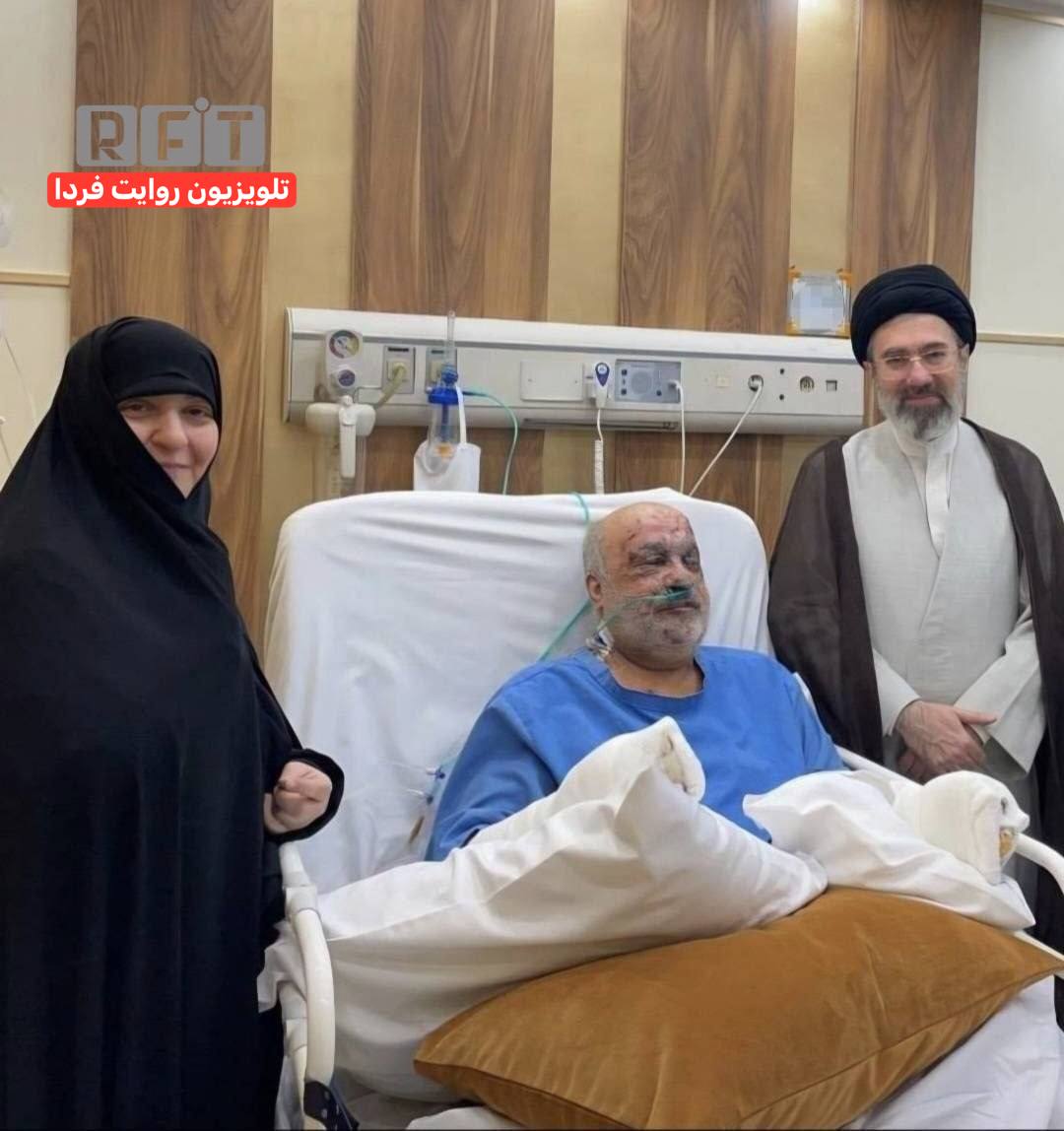 تصویر عیادت رهبر انقلاب از سفیر سابق ایران در لبنان