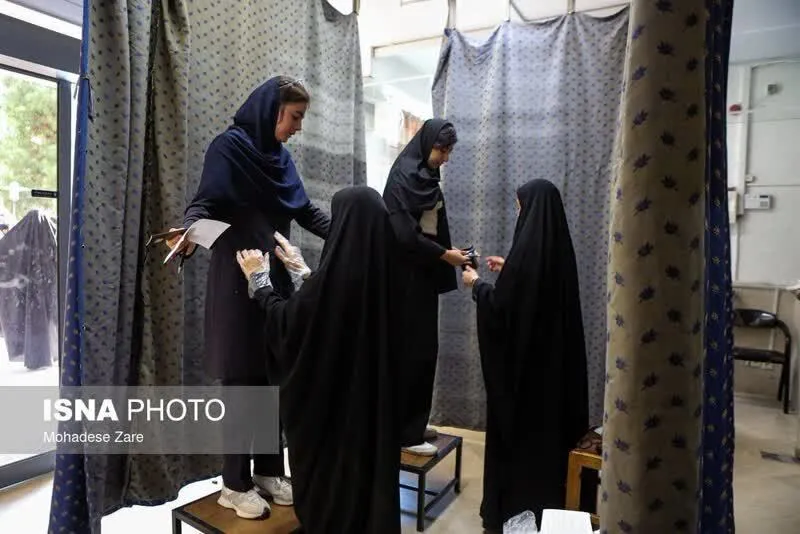 عکس/انتشار تصویری از بازرسی بدنی دختران داوطلب کنکور
