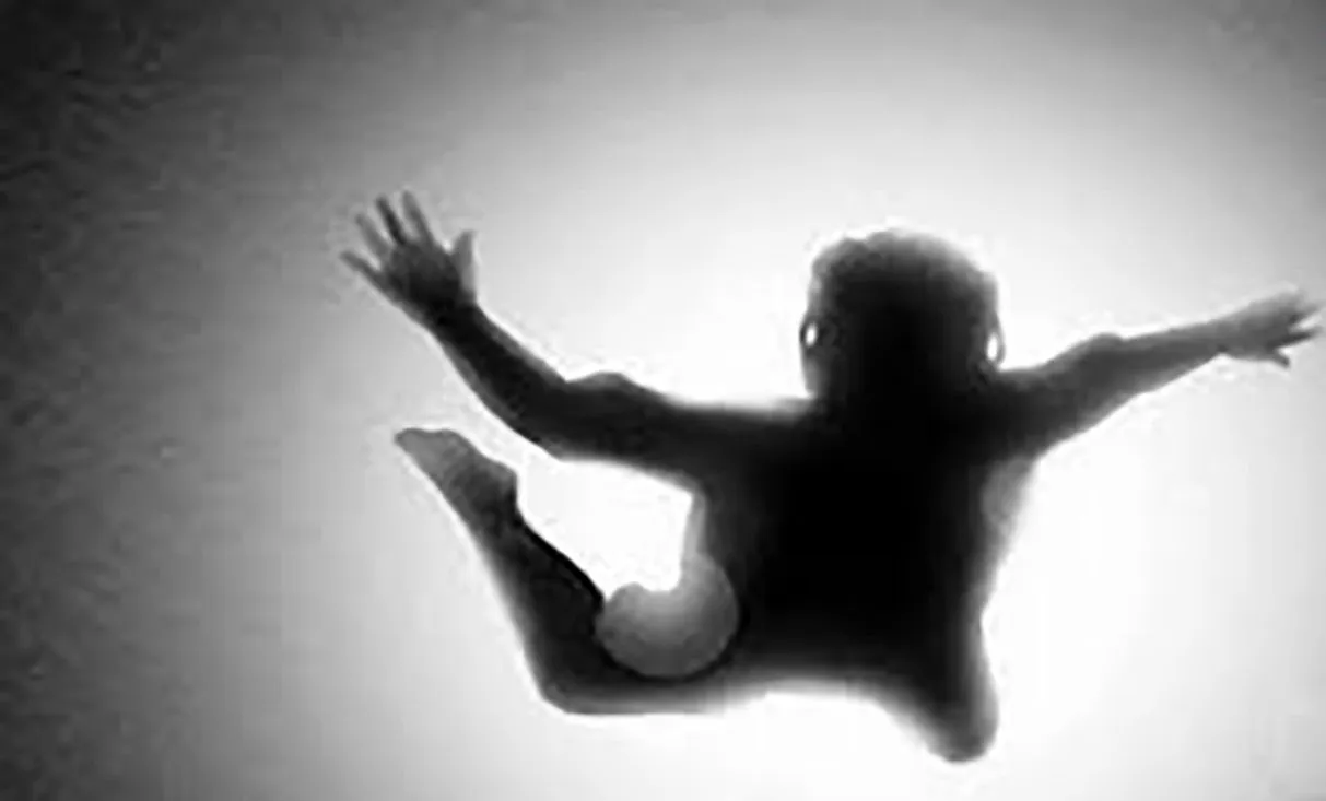 خودکشی عاشقانه دختر ۱۵ ساله جلوی چشم مادرش
