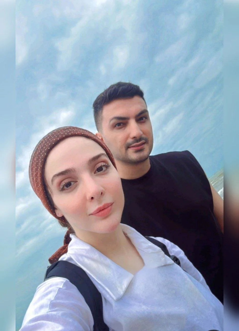 عکس عاشقانه المیرا دهقانی و همسرش در کنار دریا