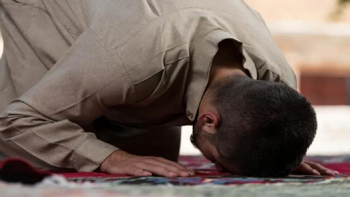  لحظه جان‌ سپردن یک نمازگزار هنگام سجده در مسجد 