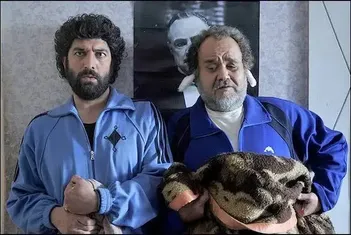 فیلم/بی‌تابی مجید صالحی مقابل منزل مرحوم اکبر عبدی