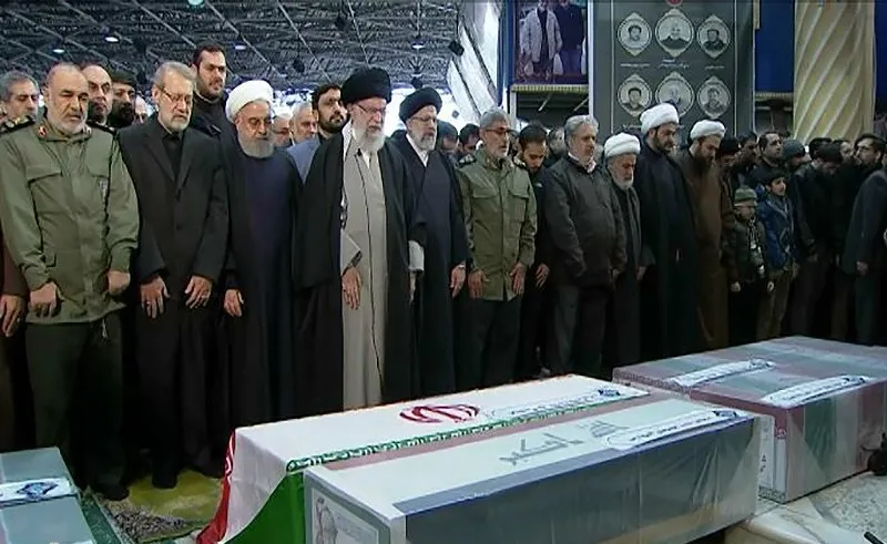 ویدئو/ اقامه نماز رهبر انقلاب بر پیکر سردار سلیمانی