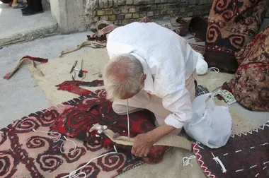 این مرد ۶۵ سال است پالان می‌دوزد