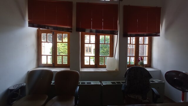به نظر می رسد که متولیان برخی اماکن عمومی مانند موزه هنرهای تزئینی معاصر در اصفهان خانه بدون انجام خانه تکانی به استقبال نوروز رفته اند.