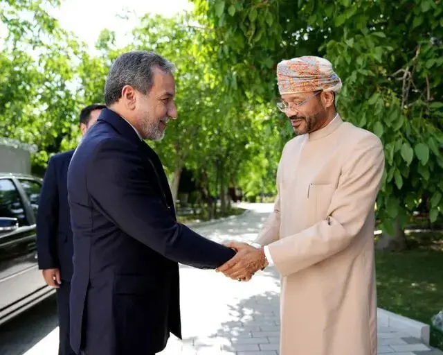 سلطان عمان و عراقچی