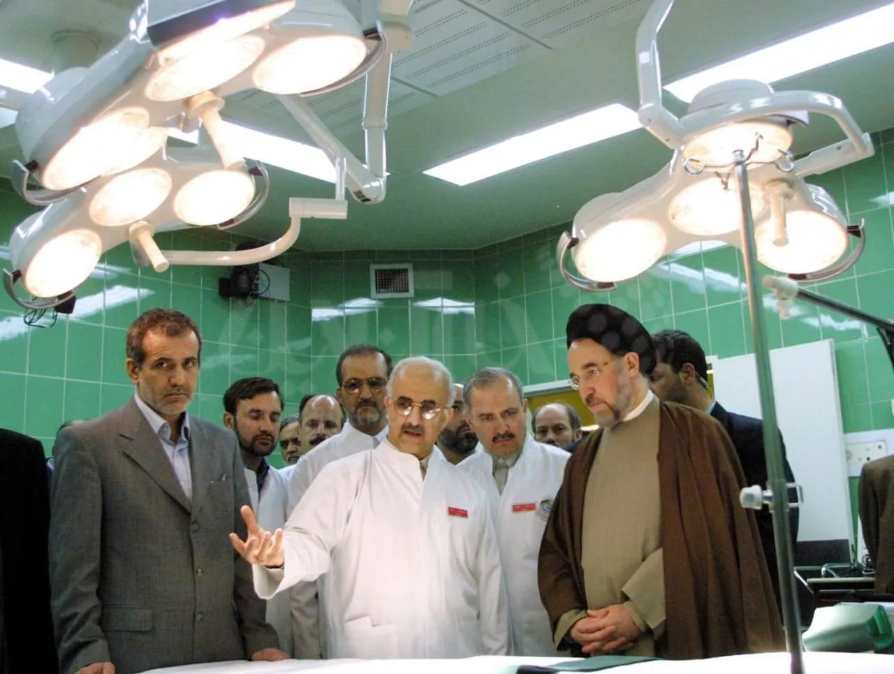 عکس/ تصویری دیده نشده از خاتمی و پزشکیان در اتاق عمل بیمارستان