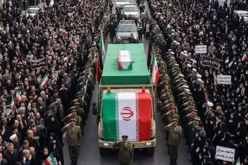 فیلم/ وداع فرماندهان ارشد نیروهای مسلح با رهبر شهید انقلاب
