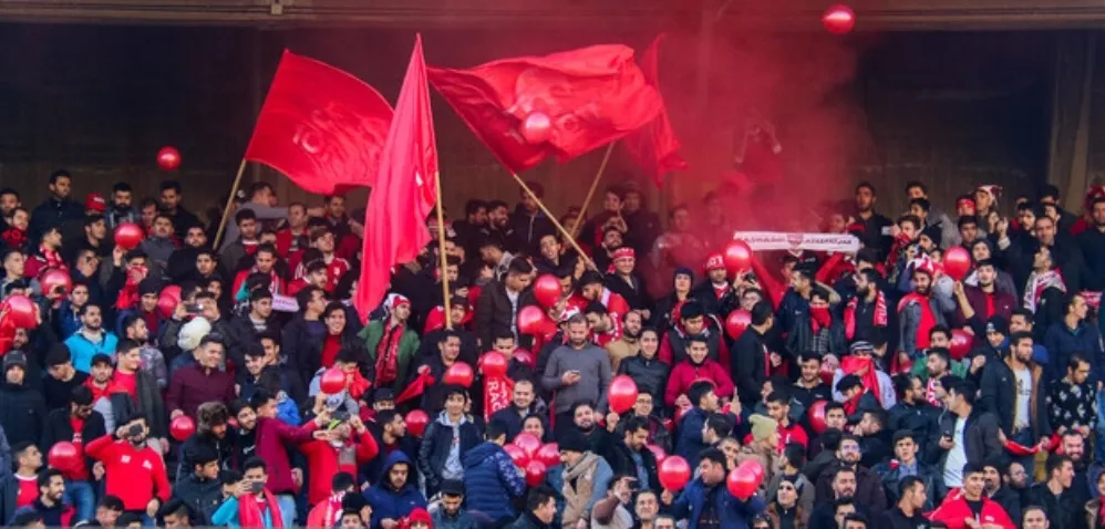 دیدار پرسپولیس و تراکتور به دلیل سنگ‌پراکنی تماشاگران نیمه‌کاره ماند