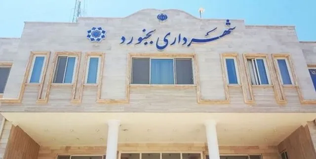 فیلم/دیوارکشی مردانه- زنانه روی پل پارک در بجنورد!