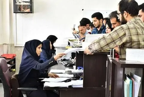 تعطیلی اختیاری پنج‌شنبه‌ها، تبعیض تازه در تقویم کاری ایران/ کارمندان در خانه هم حقوق می‌گیرند، اما کارگران حقوقشان کمتر هم می‌شود