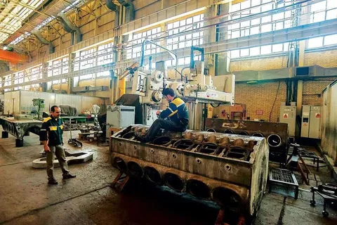 کاهش ۴۰ درصدی ظرفیت تولید واحد‌های صنعتی به دلیل قطعی برق/ خطر بیکاری برای ۲۰۰ هزار شغل صنعتی