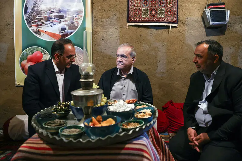 مسعود پزشکیان دور کرسی نشست