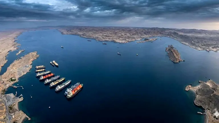 هشدار یک اقتصاددان درباره رشد تورم، بیکاری و رکود اقتصادی در صورت تداوم محاصره دریایی/ جایگزین کردن دریا با جاده و ریل ممکن نیست