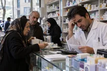 یک نسخه، چند داروخانه؛ روایت بیماران از کمبود و گرانی دارو در تهران/دارو کجاست؟
