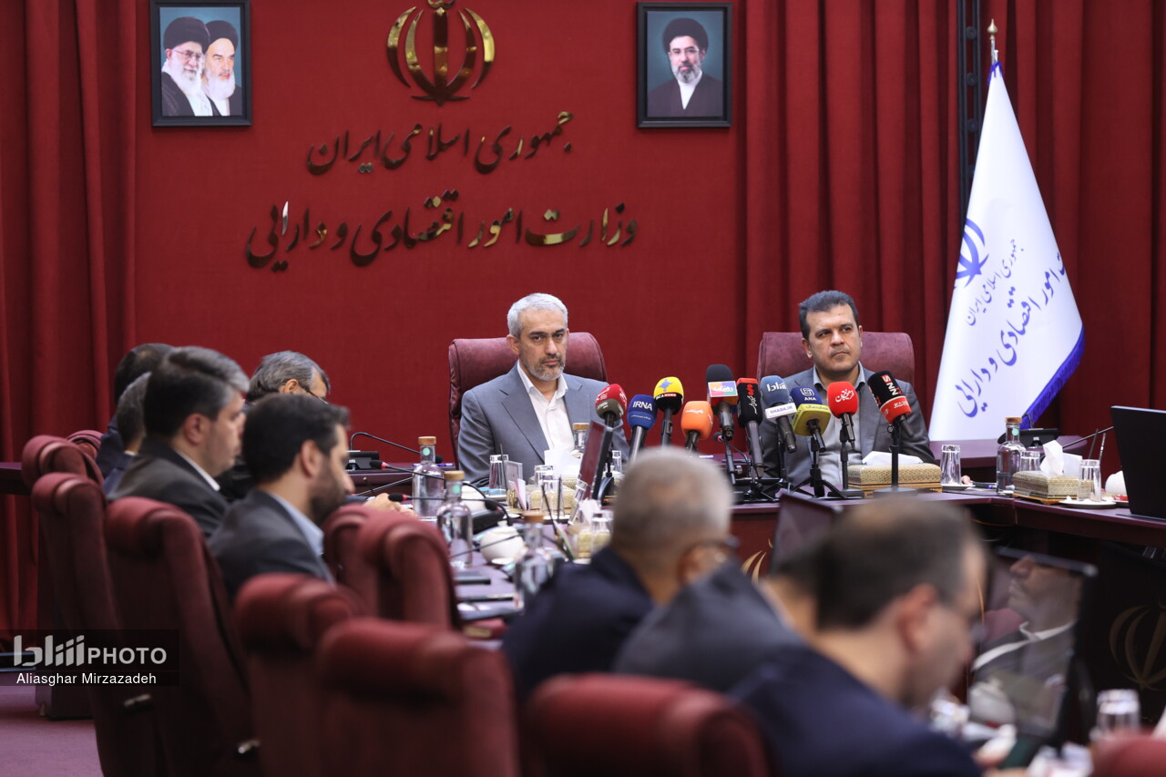 وزیر اقتصاد در آیین امضای تفاهمنامه بازسازی زیرساختهای فناورانه چهار دانشگاه برتر: تمام ظرفیتهای قانونی را برای بازسازی و نوسازی دانشگاههای آسیبدیده از جنگ بهکار میگیریم وزیر اقتصاد در آیین امضای تفاهمنامه بازسازی زیرساختهای فناورانه چهار دانشگاه برتر: تمام ظرفیتهای قانونی را برای بازسازی و نوسازی دانشگاههای آسیبدیده از جنگ بهکار میگیریم