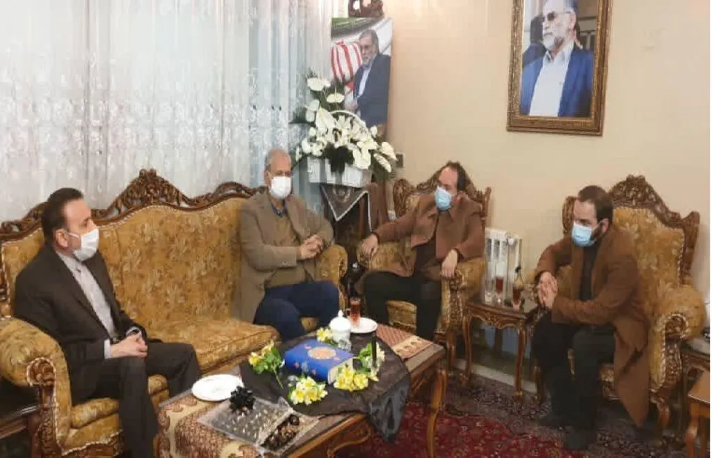 حضور رئیس دفتر رئیس جمهور و سخنگوی دولت در منزل شهید فخری زاده +عکس