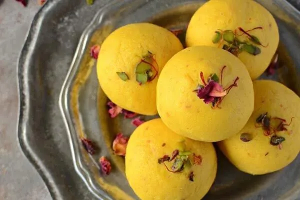 طرز تهیه شیرینی سه آرد زعفرانی