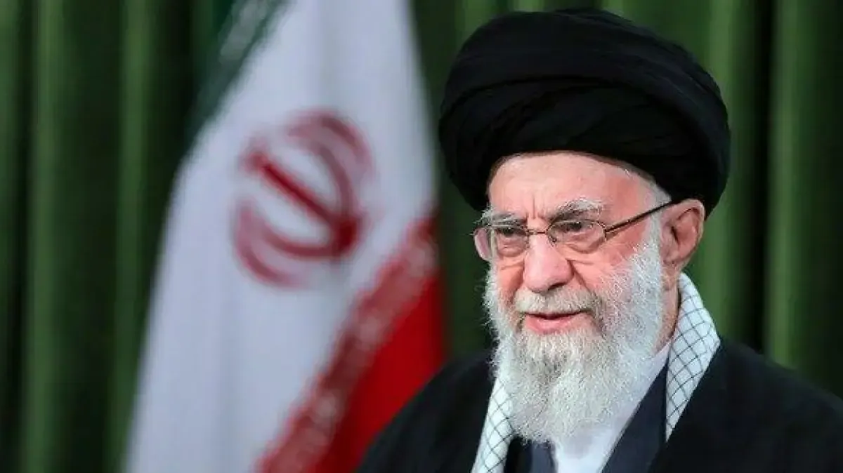 فیلم/ مرثیه مردم عزادار در مقابل سردر دانشگاه تهران