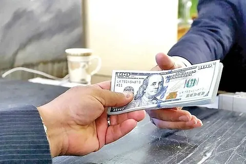 قیمت دلار و گرانی در ایران؛ راغفر از دولت پرسید؛ چرا هر روز زندگی مردم گران‌تر می‌شود؟