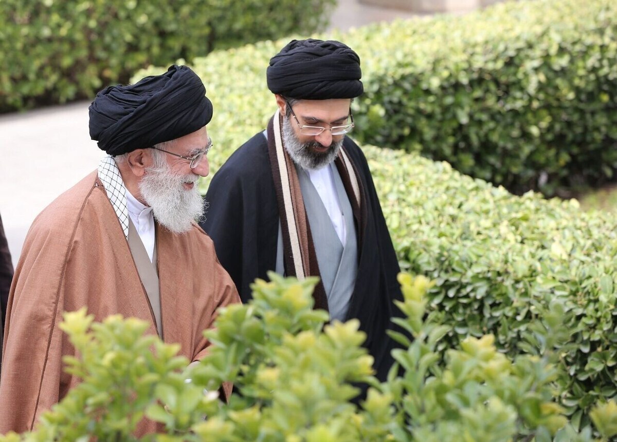 آیت‌الله مجتبی خامنه‌ای و رهبر شهید انقلاب