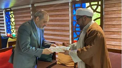 اهداء لوح تقدیر امام جمعه قشم به مدیرعامل سازمان منطقه آزاد قشم