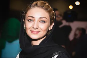 ویدا جوان در میان خیابان با مانتویی شیشه‌ای + عکس