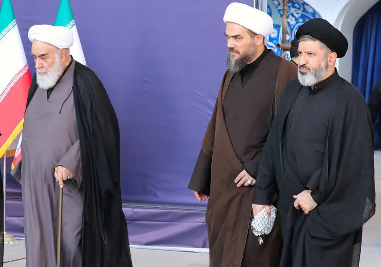 پسران رهبر شهید در کنار همسر شهیده بشری خامنه‌ای و پدر نوه رهبر شهید