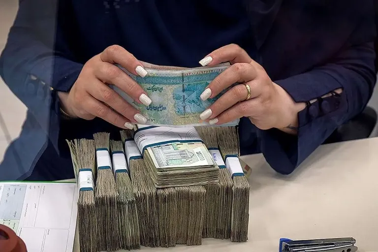 ۴۰ درصد سود بانکی؛ سیاستی برای مهار تورم یا بمب ساعتی اقتصاد؟/ نسخه نجات اقتصاد یا حکم مرگ تولید؟
