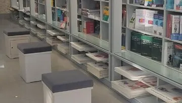عکس/عجیب‌ترین سرقت سال در یک کتابفروشی رخ داد!