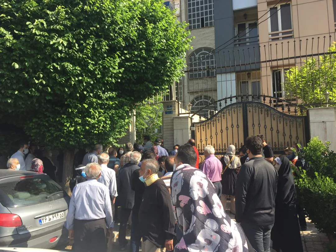 چرا برای ترزیق واکسن کرونا صف‌های طولانی وجود داشت؟/ نمایشگاه بین‌المللی و مصلی را در اختیار واکسیناسیون مردم بگذارید