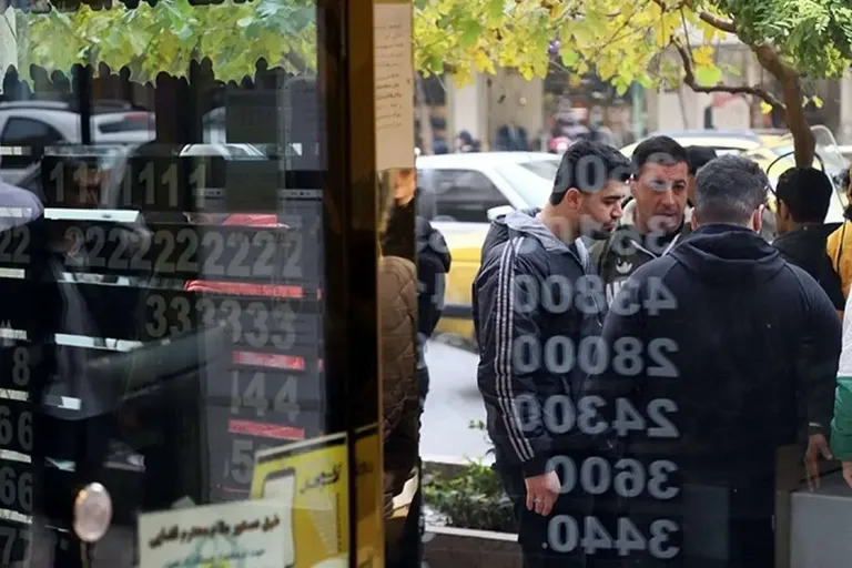 شوک توافق ایران و آمریکا به بازار‌ها / نفت و طلا ریختند، بورس اوج گرفت، دلار در فاز انتظار
