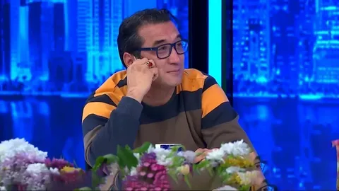 عکس/ تصویر غمبار از اشک‌های خداداد عزیزی بر پیکر پدرش