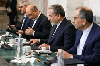 فیلم/ دست رد عراقچی به عکس یادگاری با ونس