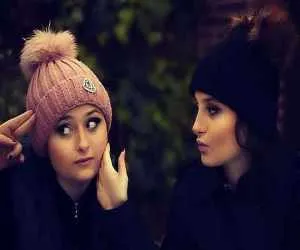 رونمایی سارا و نیکا از مادر خود + عکس