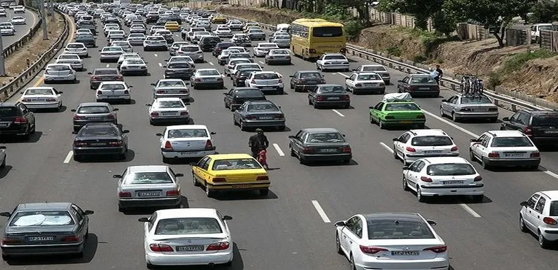 حمله به رانندگان در اتوبان تهران با بلوک‌های سیمانی