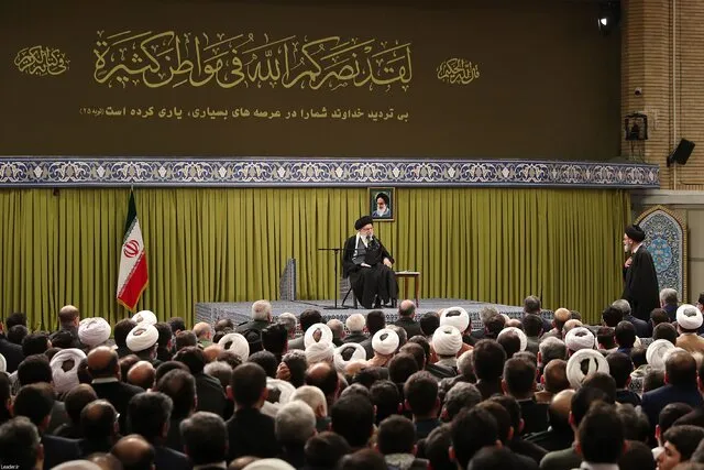 رهبر انقلاب: با دروغ می‌گویند نظام رو به قهقراست