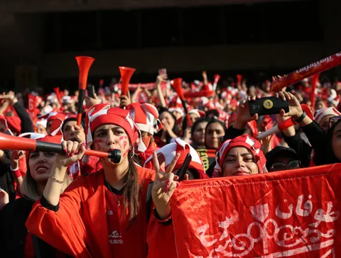 اولین حضور بانوان پرپسولیسی در ورزشگاه آزادی