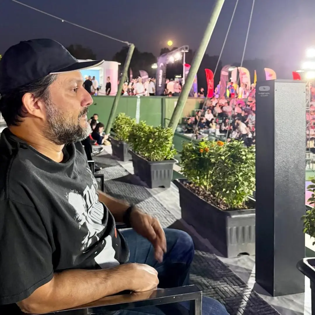 حامد بهداد در کنار مادرش