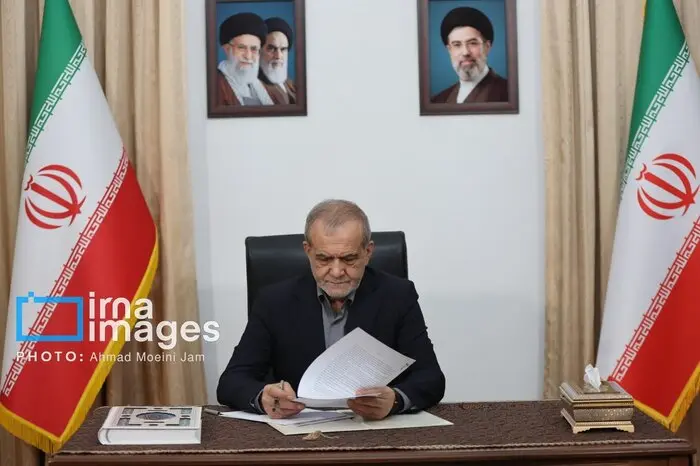 لحظه امضای توافق ایران و آمریکا توسط پزشکیان + عکس