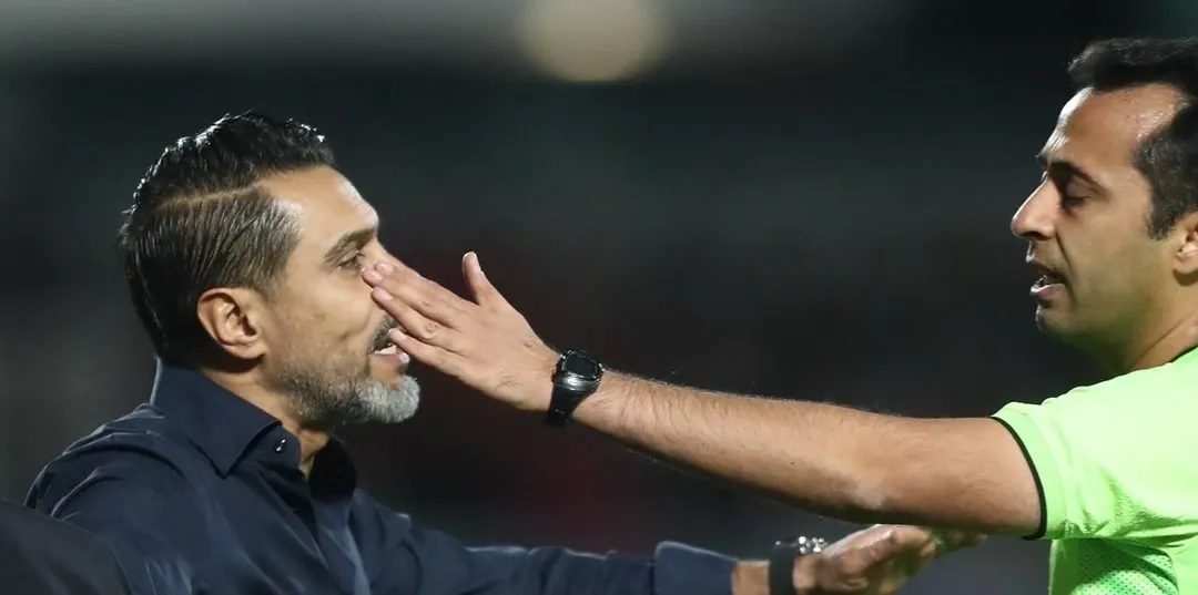 حاشیه بازی گل‌گهر و پرسپولیس؛ تقلید از باشگاه‌های انگلیسی و اعتراض شدید سرخ‌پوشان به داور