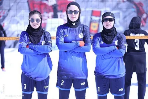 رقابت جذاب والیبال برفی دختران در دیزین