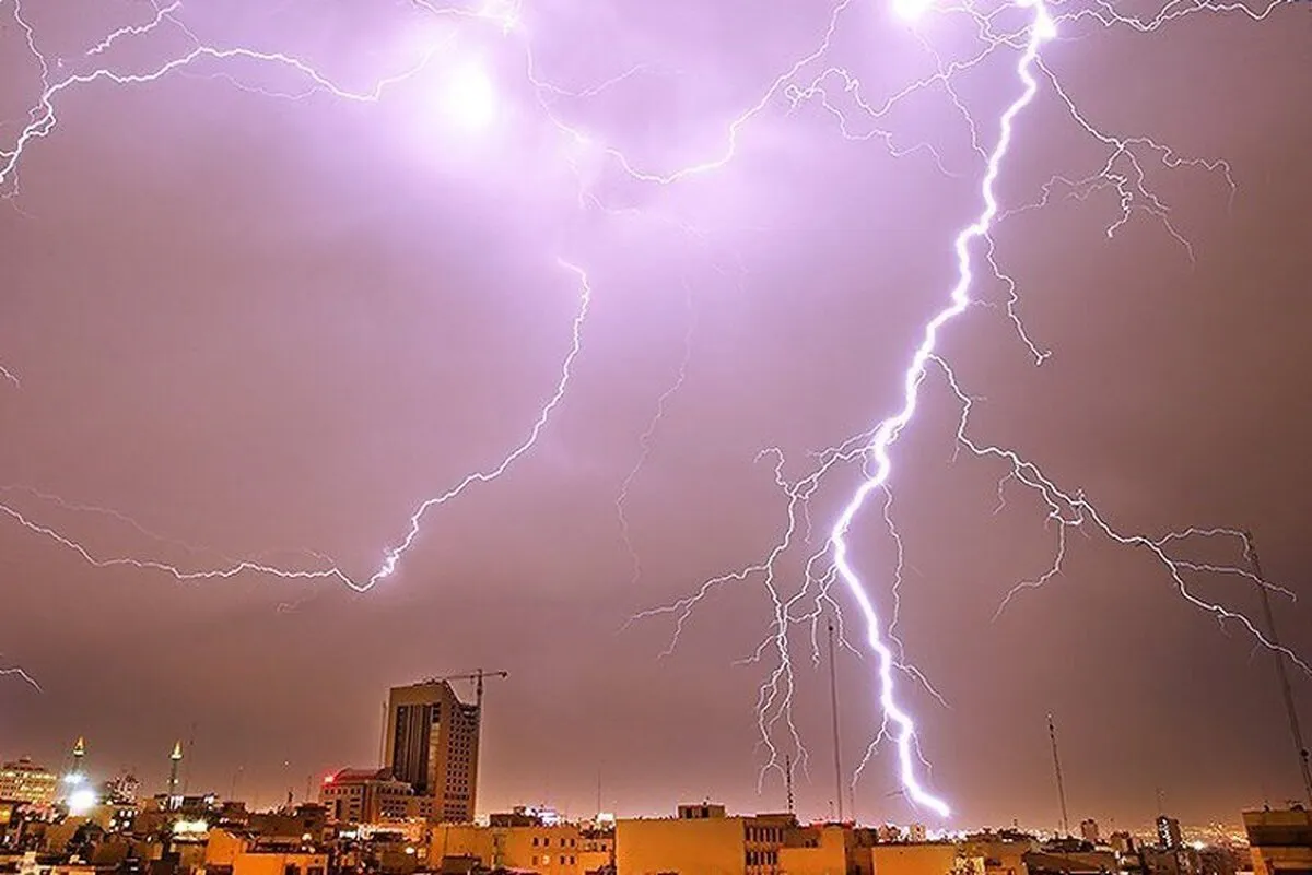 فیلم/ رعدوبرق عجیب در آسمان غرب هرمزگان