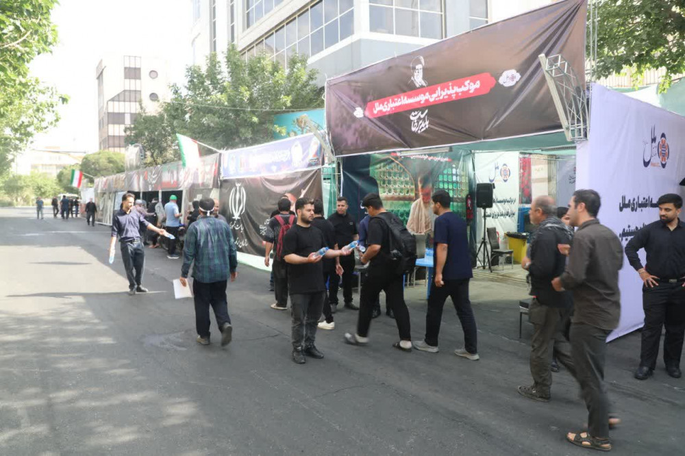 پذیرایی از تشییعکنندگان امام شهید توسط موسسه اعتباری ملل پذیرایی از تشییعکنندگان امام شهید توسط موسسه اعتباری ملل